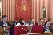 Los tres concejales salieron del Pleno para hacer declaraciones a los medios.-ECB