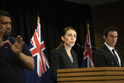 La primer ministra de Nueva Zelanda, Jacinda Ardern, anuncia en el Parlamento la prohibición de armas semiautomáticas.-YELIM LEE (AFP)