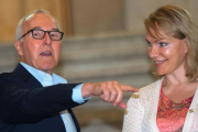 Frank McCourt habla con Margarita Louis-Dreyfus en el Ayuntamiento de Marsella, este lunes.-AFP / BERTRAN LANGLOIS