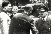 Stauffenberg (izquierda), el 15 de julio de 1944, cuando llevaba encima una bomba que al final decidió no detonar, junto al mariscal Keitel, que está saludando a Hitler.-ARCHIVO