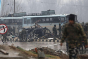 Un ataque con coche bomba en contra de vehículos de las fuerzas de seguridad en Cachemira, India.-EPA
