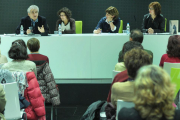 Bernardo Atxaga, ayer en el salón de actos de la Biblioteca Pública, junto a la directora.-Israel L. Murillo