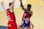 Fitipaldo sale del dos contra uno protagonizado por Radovic y Ennis, ayer. ACB PHOTO