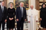 De izquierda a derecha, Jared Kushner (yerno del presidente de EEUU), Ivanka Trump, Donald Trump, el Papa y Melania Trump, en el Vaticano el 24 de mayo.-REUTERS / OSSERVATORE ROMANO