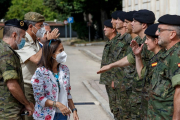 La ministra de Defensa, Margarita Robles, saluda a militares de la División San Marcial en Burgos. SANTI OTERO