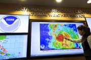 Preparativos para el impacto del huracán Matthew en el Centro Nacional de Huracanes de EEUU.-CRISTOBAL HERRERA / EFE