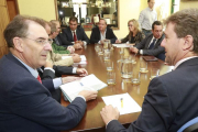 El presidente de FAE y el alcalde charlan al inicio de una reunión entre el comité ejecutivo de la federación y los responsables económicos muncipales.-R. OCHOA