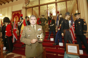 El subdelegado de Defensa con la muestra de uniformes al fondo en el Palacio de Capitanía.-RAÚL G. OCHOA