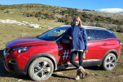 Alba Carrillo, junto a uno de modelos de Peugeot.-TELMA SOMIOZA
