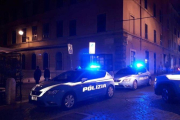 Oficiales de policía y personal médico acuden al lugar de la pelea entre aficionados de Lazio y Sevilla.-EL PERIÓDICO