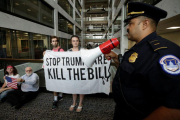 Protesta contra la reforma sanitaria de Trump, el lunes en las oficinas del Senado en Washington.-REUTERS / YURI GRIPAS