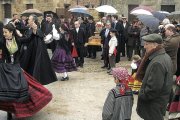 Las mujeres lucen sus espectaculares trajes de serrana para llenar de colorido una festividad muy esperada por los vecinos del pueblo durante todo el año.-ECB