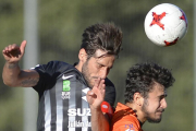 Andrés despeja un balón durante el último ensayo de pretemporada.-RICARDO ORDÓÑEZ
