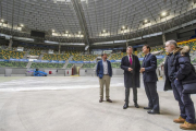 El alcalde, Javier Lacalle, recibió a su homólogo de Las Rozas, Javier de la Uz, para explicar la transformación del Coliseum.-ISRAEL L. MURILLO