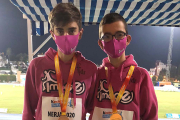 Adrián Delgado y Marcos Vaquerizo posan con sus medallas. ECB
