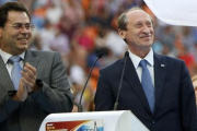 El antiguo presidente de la federación rusa de atletismo, Valentin Balakhnichev (derecha) es uno de los sancionados de por vida.-AP / ALEXANDER ZEMLIANICHENKO