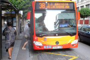 Dos mujeres en una parada de la calle Vitoria.-ISRAEL L. MURILLO