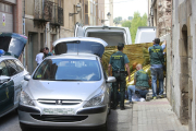 Imagen de los agentes de la Guardia Civil en el lugar del crimen en Salas. R. OCHOA