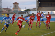 Gustavo pugna por un balón con un jugador del Numancia B.-Alberto Calvo