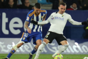 Pablo Valcarce se zafa de Erik Morán durante el primer enfrentamiento en El Toralín. LALIGA