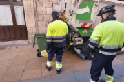 Recogida de basuras puerta a puerta en el centro de Burgos. L. G. L.