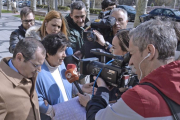 Mauricia Ibáñez, atendiendo a los medios a las puertas de la Audiencia Provincial. ECB