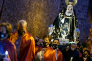 Imagen de la procesión del Rosario Penitencial con la que arranca la Semana Santa de Burgos. SANTI OTERO