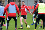 El central bilbaíno dando un pase durante un entrenamiento. TOMÁS ALONSO