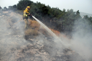 Un bombero sofocando el fuego en una imagen de archivo. - E.M.