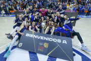 Los cidianos posan con el trofeo de campeones de la LEB Plata. SANTI OTERO