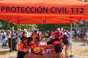 Miembros de Protección Civil atienden a dos personas en El Parral. PC