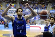 Van Zegeren celebra con el público una acción en el último encuentro disputado en el Coliseum. TOMÁS ALONSO