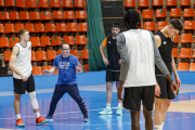 Ocampo repasa con sus jugadores diferentes sistemas defensivos durante un entrenamiento. SANTIOTERO
