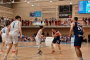 Didac Cuevas busca soluciones en el Joan Busquets. FEB
