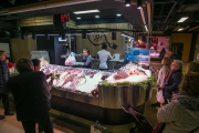 Puestos del Mercado de Gamonal, en el G-9, tras la remodelación de las instalaciones.