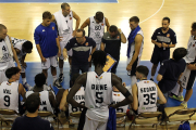 Los jugadores escuchan a Ocampo en un tiempo muerto. ECB