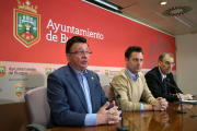 Rodrigo Santidrián, Daniel de la Rosa y Miguel Ángel Benavente, durante la presentación del nuevo convenio de patrocinio del Burgos CF. TOMÁS ALONSO