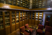 La Biblioteca Histórica del Instituto Cardenal López de Mendoza se distribuye en 100 metros cuadrados y dos plantas donde conservan 1.500 piezas que son historia de la evolución de la enseñanza. TOMÁS ALONSO