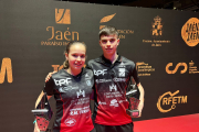 María y Daniel Berzosa posan con el trofeo en Jaén. ECB