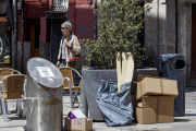 Residuos abandonados en las cercanías de los contenedores soterrados en una calle de Burgos.