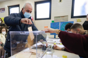 Un ciudadano vota en un colegio electoral. TOMÁS ALONSO