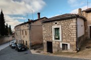 La escasez de viviendas en alquiler y en venta condenan la supervivencia de los pueblos