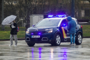 La Policía Nacional detiene a una pareja por hurtar en comercios.