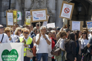 Manifestantes portando carteles en la plaza mayor de Burgos al término de la protesta.