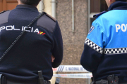 Imagen de dos agentes de la Policía Nacional y la Policía Local.