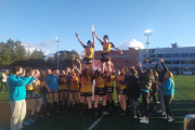 Las Pingüinas celebran el título de liga en San Amaro.