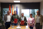 El director general del Instituto Tecnológico Agrario de Castilla y León (Itacyl), Rafael Sáez, y el presidente de la Comunidad de Regantes Río Aranzuelo, Ignacio Olalla, han formalizado el convenio.