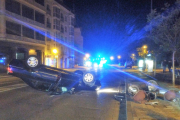 Imagen del vehículo volcado en la plaza Vega.