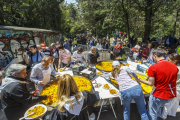 Reparto de paella en la Romería de la Virgen Blanca.