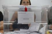 Una urna conteniendo votos de las elecciones del 28M